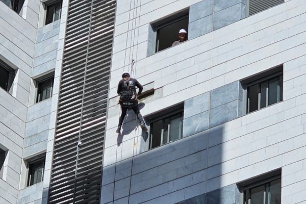 איטום קירות חיצוניים בבניין משותף בסנפלינג