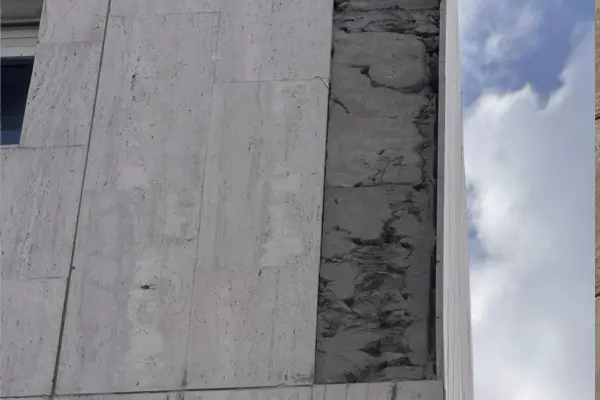 נפילת חיפוי אבן בבניין