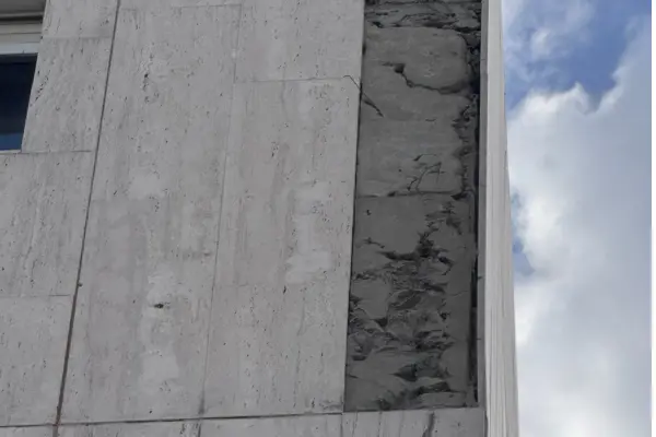 נפילת חיפוי אבן מקיר חיצוני