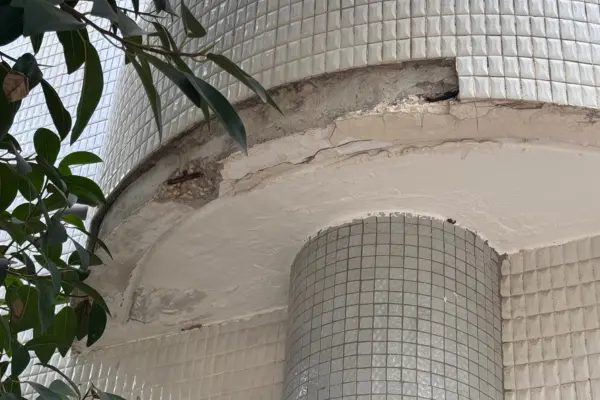 פסיפס נופל מקיר חיצוני